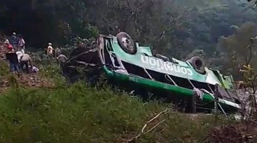 Deja volcadura de autobús ocho muertos y 19 heridos en Veracruz