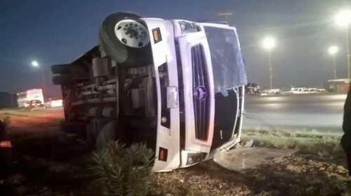 Vuelca transporte de personal con 18 pasajeros en Ramos Arizpe