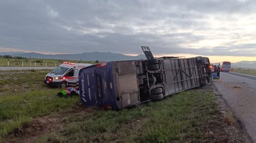 Fallecen 8 personas tras volcadura en la Matehuala-Saltillo