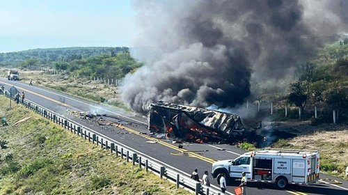Vuelca tráiler y se incendia en autopista Cuacnopalan-Oaxaca