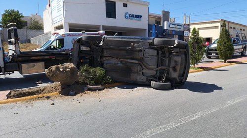 Volcadura en Ramos Arizpe deja una luminaria derribada