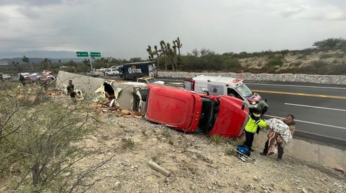 Vuelca tráiler con carga de fresas en carretera Tula-Victoria