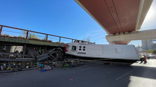 Camión de ruta urbana se impacta contra Mercado Francisco Villa