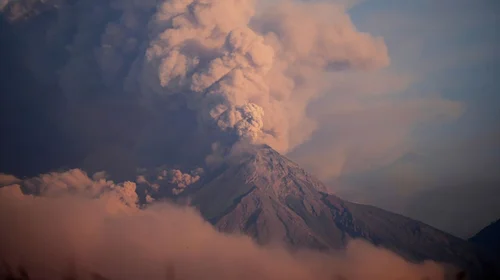 Hace erupción Volcán en Guatemala y evacuan a 200 familias