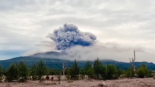 Volcán registra erupción tras fuerte sismo al este de Rusia