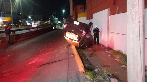 Vuelca su auto en avenida Garza Sada y huye del lugar