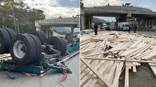 Vuelca tráiler con carga de madera en la Carretera Nacional