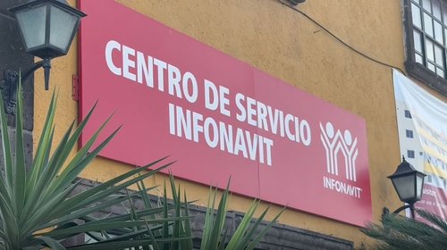 Largas filas en oficina del Infonavit en Matamoros