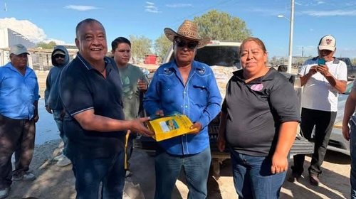 Entregan semilla de melón a productores en Parras