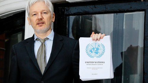 Assange queda libre tras hacer trato con EUA 