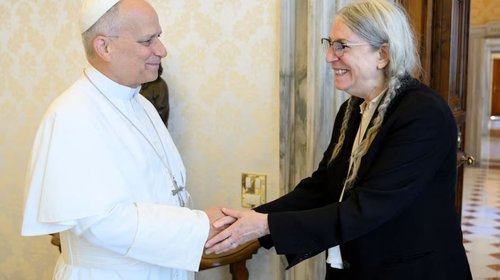 Papa León XIV recibe a Patti Smith en el Vaticano