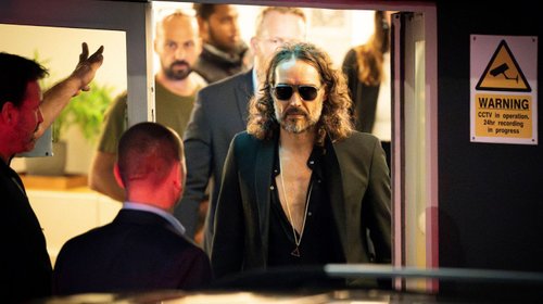 YouTube suspende cuenta de Russell Brand por acusaciones de abuso