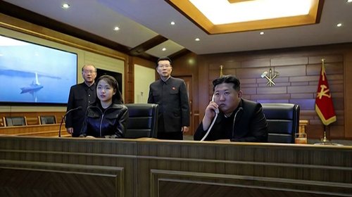 Kim Jong-un supervisa nueva prueba de misiles desde destructor