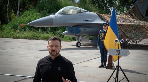 Zelenski muestra aviones F-16 para combatir contra Rusia
