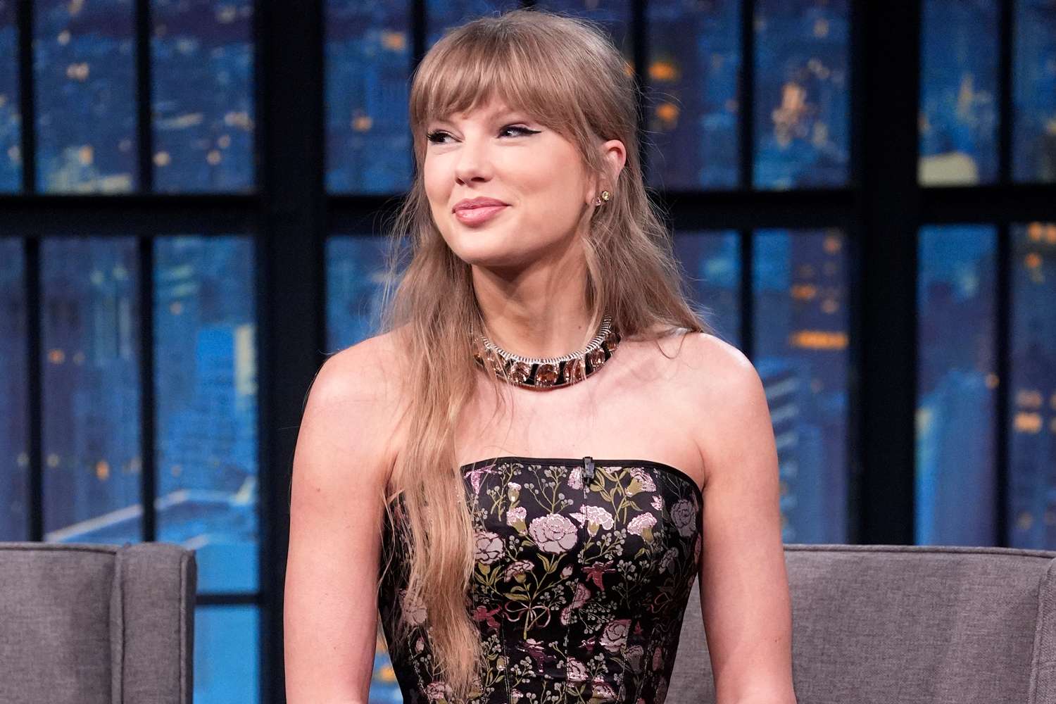 taylor-Swift-during-an-interview-with-host-Seth-Meyers-100925-72164df15c6e44bd9dcf0cc93ddb66f1.jpg