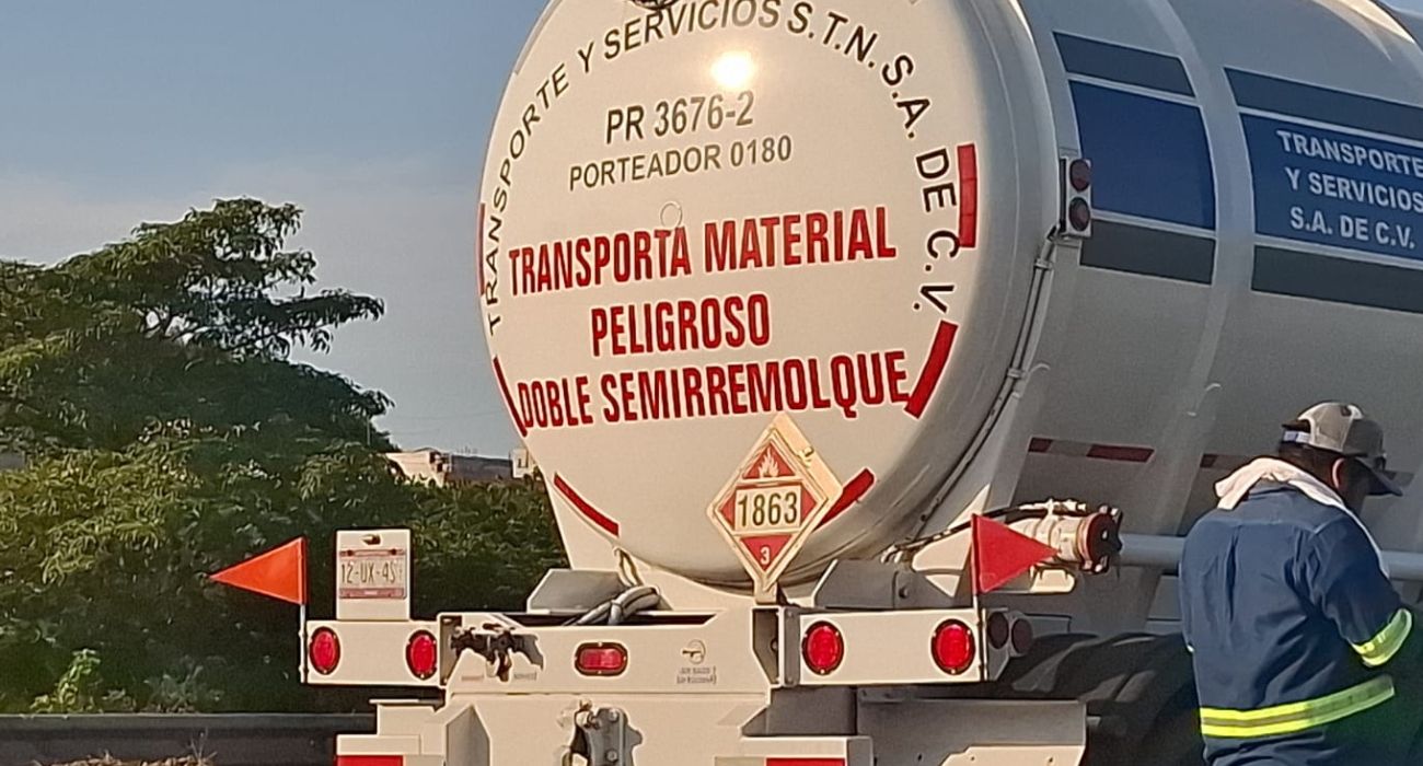 tractocamión transportaba combustible altamente inflamable en Tampico.jpg