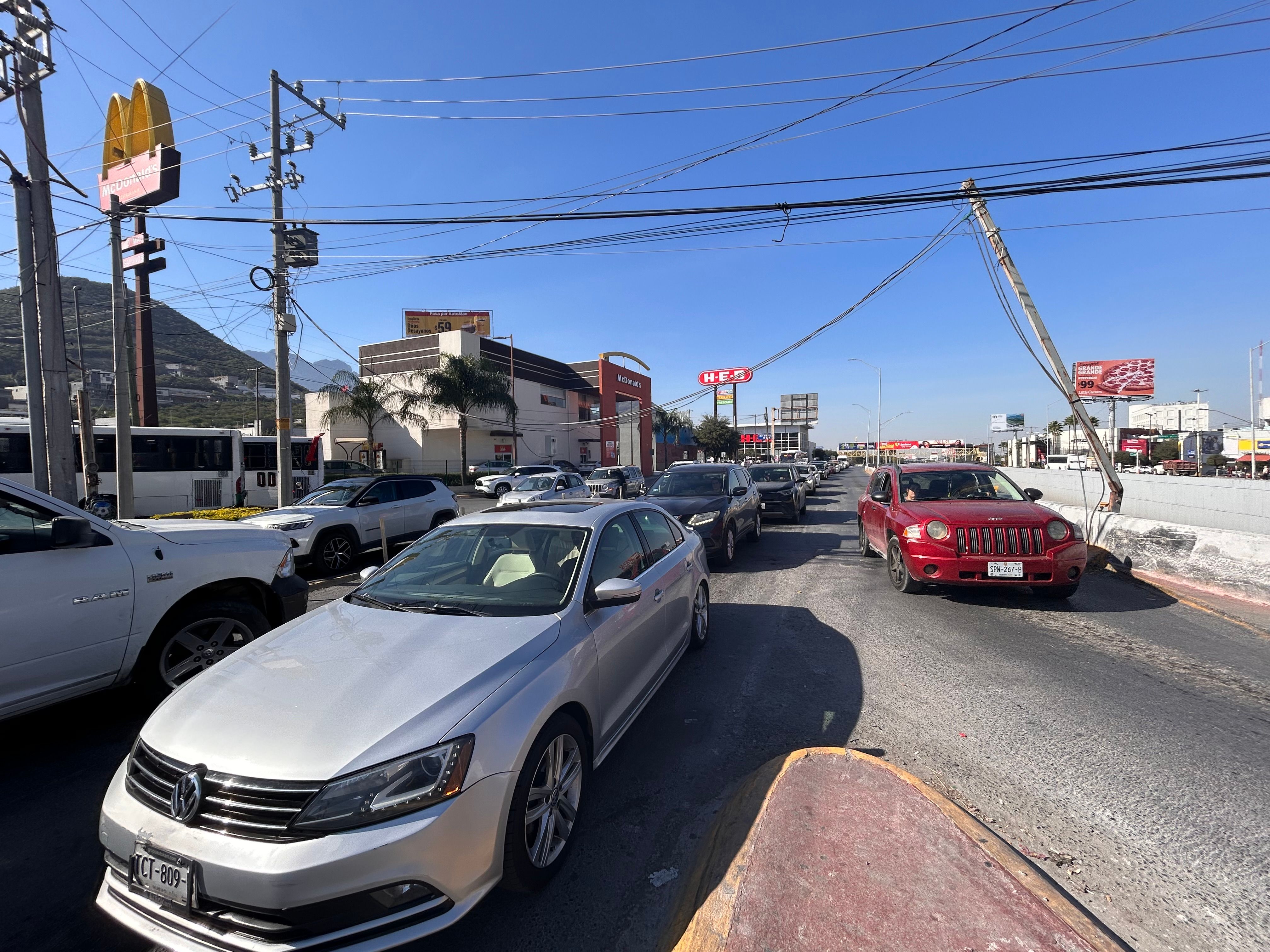 trafico avenida garza sada cables colgando.jpeg