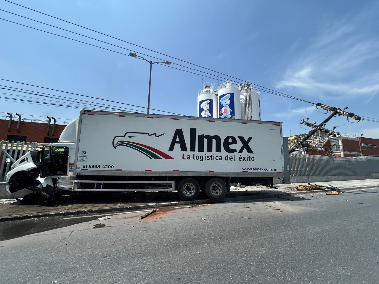 trailer-derriba-poste.jpg