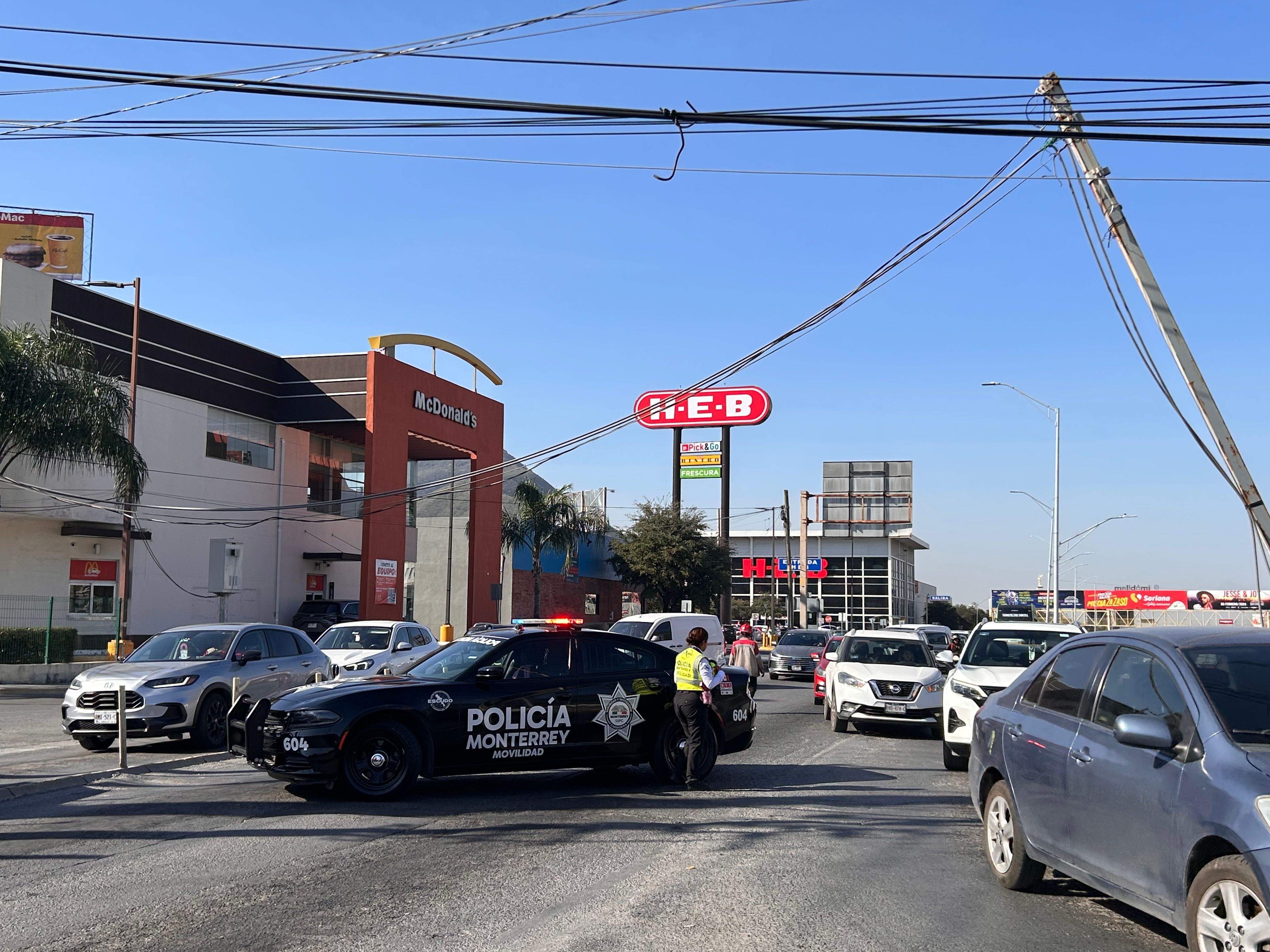 transito monterrey atiende cables colgando tras choque contra grua.jpeg