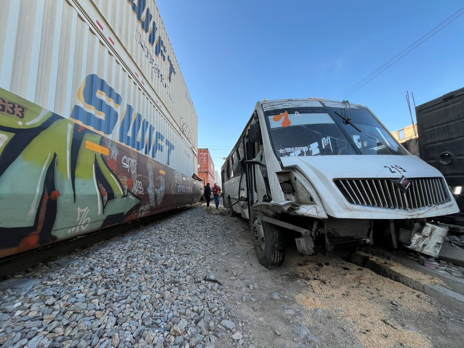 tren-junto-camion-en-saltillo .jpg