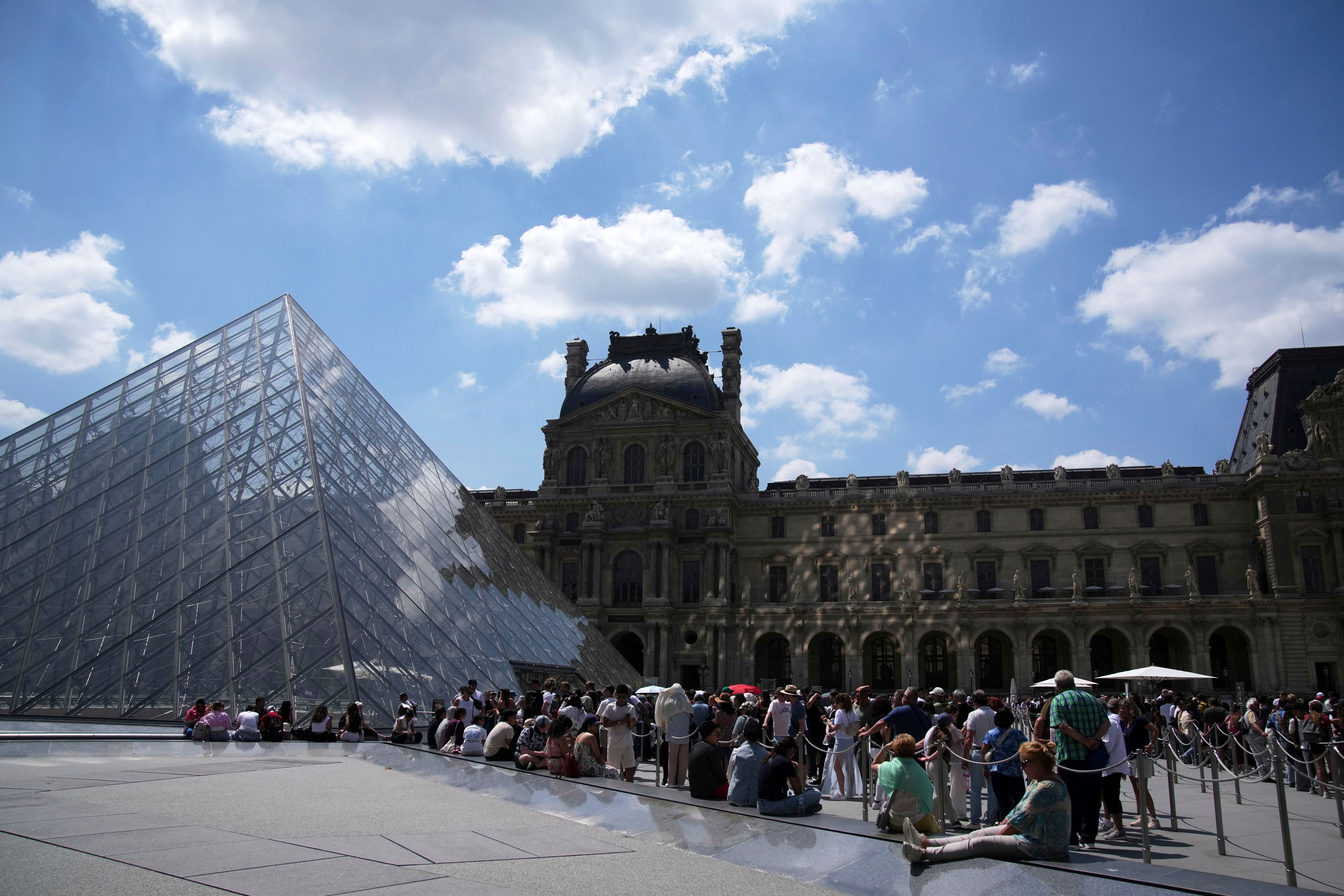 vCierra Museo el Louvre; personal en huelga por sobreturismo