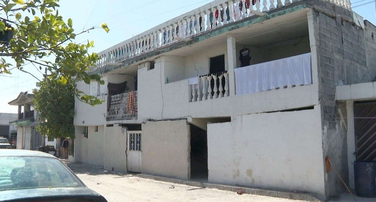 vecino escobedo extiende casa a la banqueta.jpg