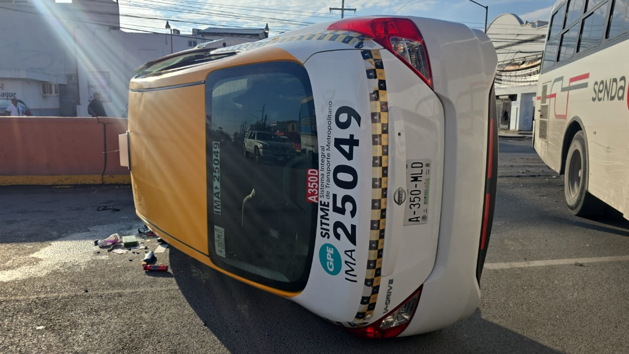 volcadura-de-taxi-tras-choque-deja-tres-lesionados-guadalupe.jpg