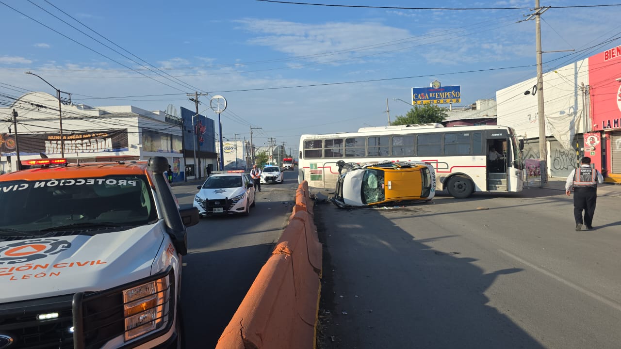 volcadura-de-taxi-tras-choque-deja-tres-lesionados-guadalupe.jpg