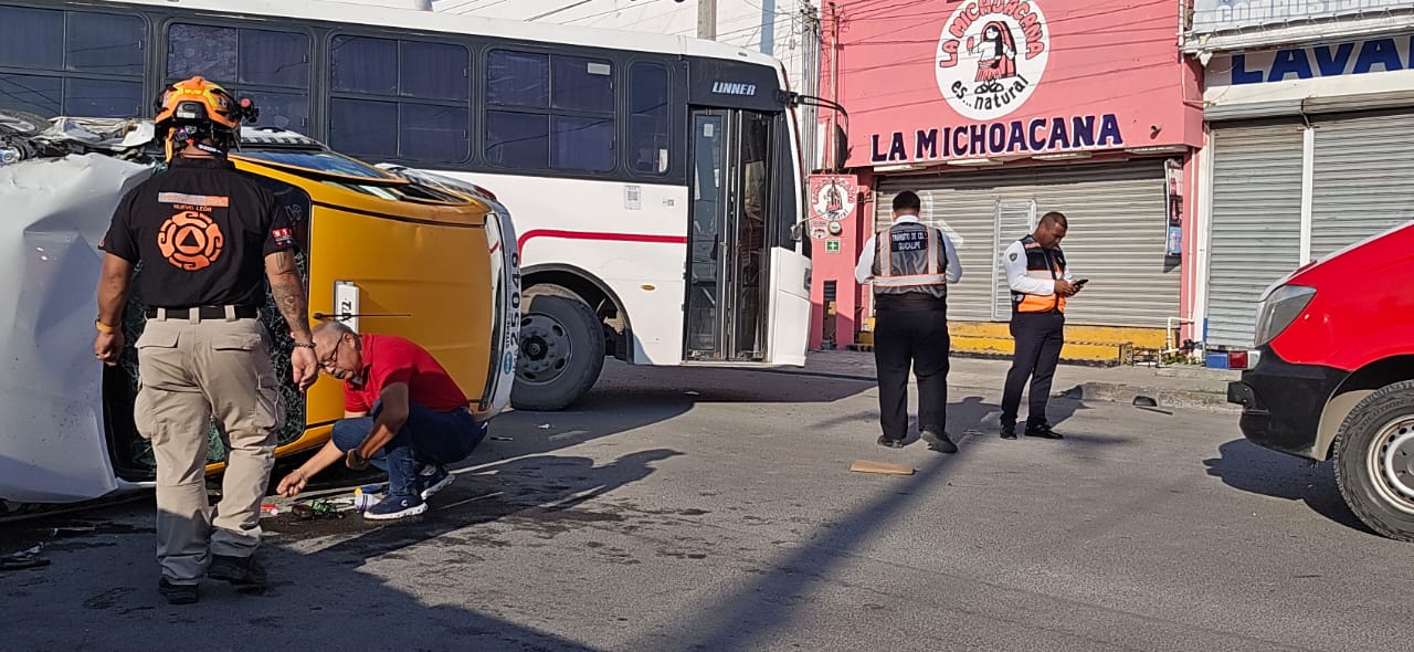 volcadura-de-taxi-tras-choque-deja-tres-lesionados-guadalupe.jpg