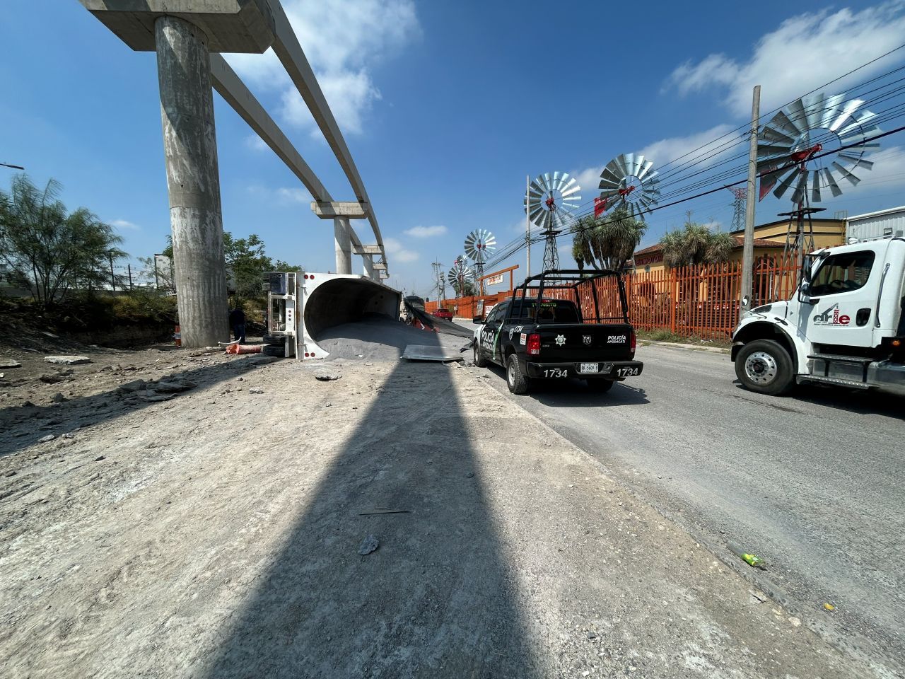volcadura-tractocamion-apodaca1.jpg