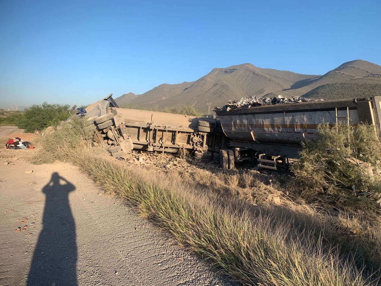volcadura-trailer-ramos-arizpe1.jpeg