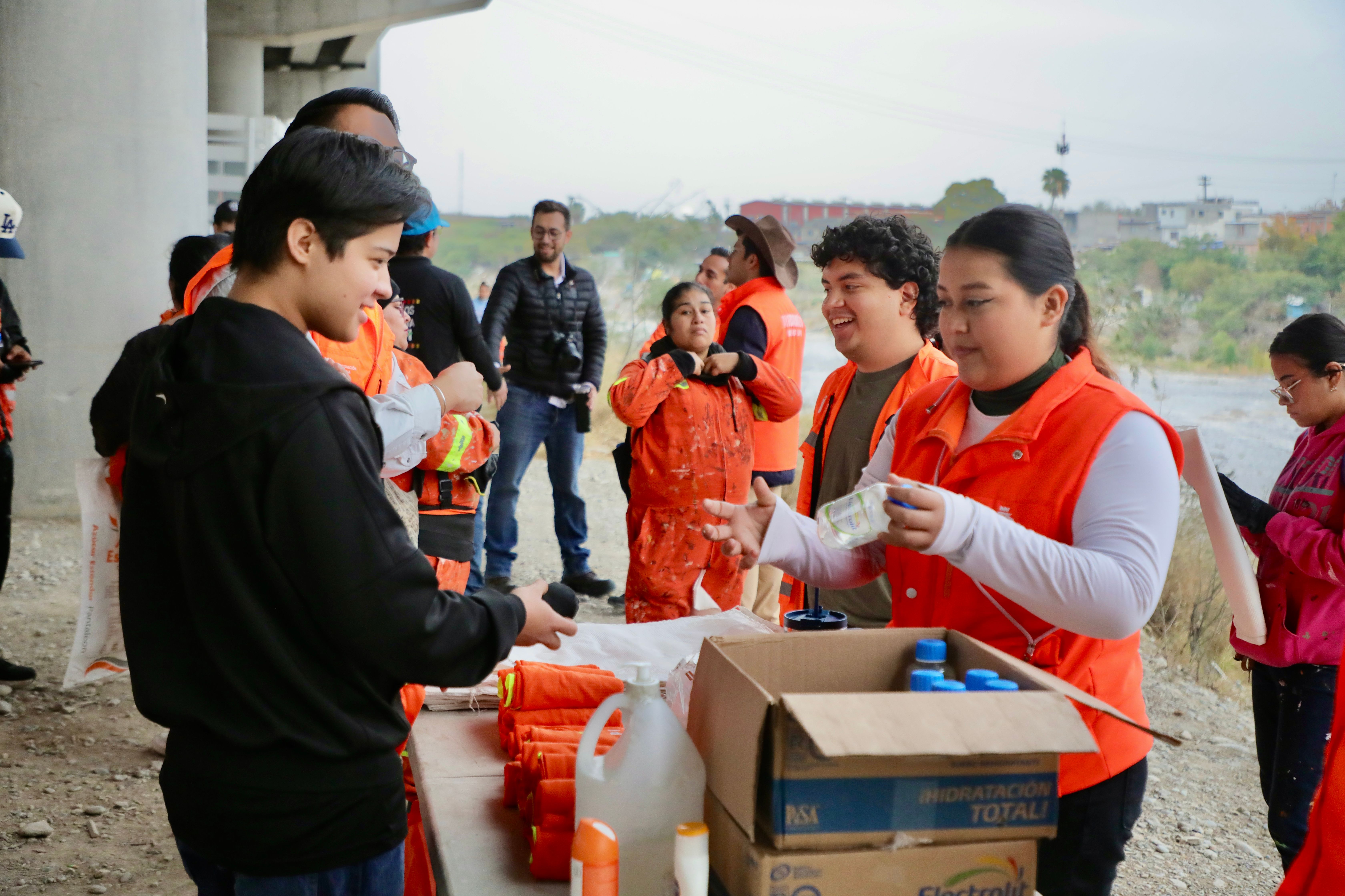 voluntarios-prepa-tec-retiran-residuos-rio-santa-catarina.jpg